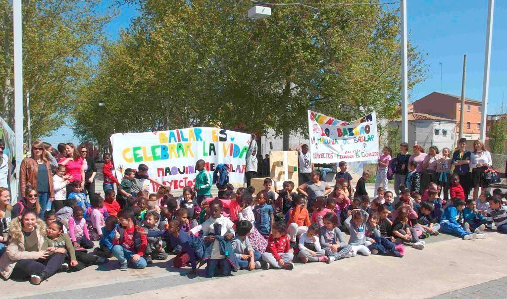 Pasacalles infantil: La Máquina de bailar se va al Ramiro Solans