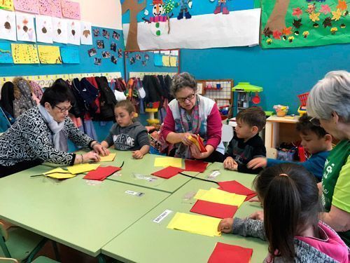 Alumnos del Fernando el Católico y mujeres del Comunitario preparan San Jorge