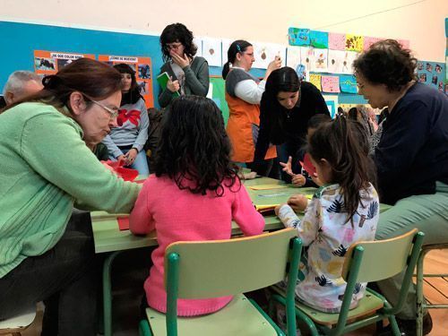 Alumnos del Fernando el Católico y mujeres del Comunitario preparan San Jorge