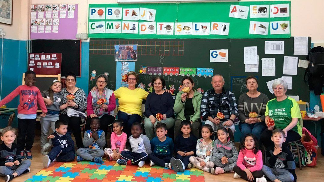 Alumnos del Fernando el Católico y mujeres del Comunitario preparan San Jorge