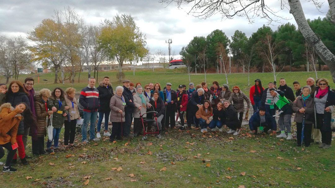 El IES María Moliner pasea entre villancicos con mayores de Oliver